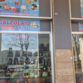 La vetrina della sartoria presa di mira La vetrina della sartoria presa di mira