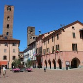 Marciapiedi ad Alba, riparte il diserbo meccanico dopo i ritardi: la pulizia entra nel piano dell'igiene urbana