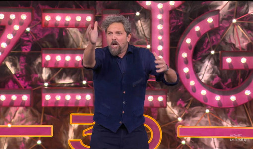 Antonio Ornano ritratto in un fermo immagine della sua performance a "Zelig 30"