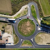 La rotatoria realizzata da Anas alle porte di Alba La rotatoria realizzata da Anas alle porte di Alba