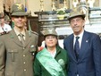La madrina del Gruppo Alpini di Portacomaro Barbara Pessi con il figlio Giorgio (a sinistra) e il vice presidente vicario Francesco Marzo