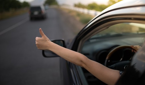 Viaggio in auto oltre i confini, quando i fari e il clacson parlano una lingua diversa