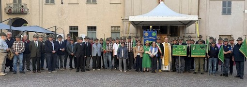 Il gruppo di partecipanti al ricordo del Generale Cravarezza, a Crea