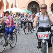 Più mobilità sostenibile, nei piani di Alba (nella foto di Gisella Divino una passata edizione di Alba in Bici)