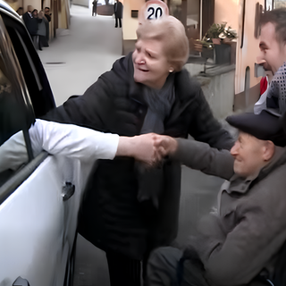 La stretta di mano tra il Santo Padre e il cugino Armando Giglio Bergoglio (immagine tratta da un videoservizio di Rai News)