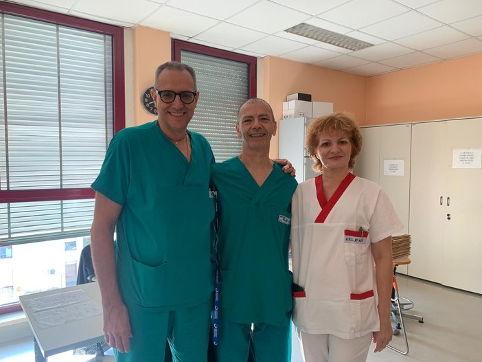 In foto, da sinistra Paolo Asperio (direttore della Struttura semplice dipartimentale di Chirurgia Maxillo-Facciale), Roberto Briatore (direttore f.f. della Struttura complessa di Otorinolaringoiatria), Gabriela Pina Basilico (coordinatrice infermieristica Chirurgia Maxillo Facciale e Otorinolaringoiatria)