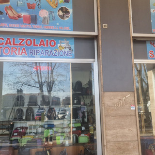 La vetrina della sartoria presa di mira