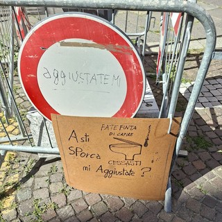 Il cartello comparso in piazza Statuto