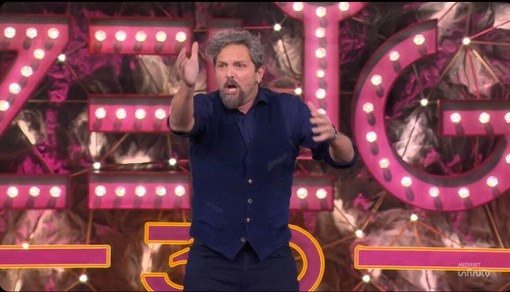 Antonio Ornano ritratto in un fermo immagine della sua performance a "Zelig 30"