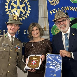 Nella foto, da sinistra: il colonnello Olav Conz, la presidente del R.C. Canelli-Nizza Monferrato Marina Calosso e Giorgio Gianuzzi, assistente del governatore e rotariano alpino