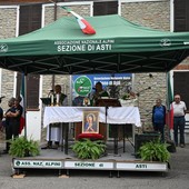 Un momento della funzione religiosa celebrata sul sagrato del santuario dei Caffi