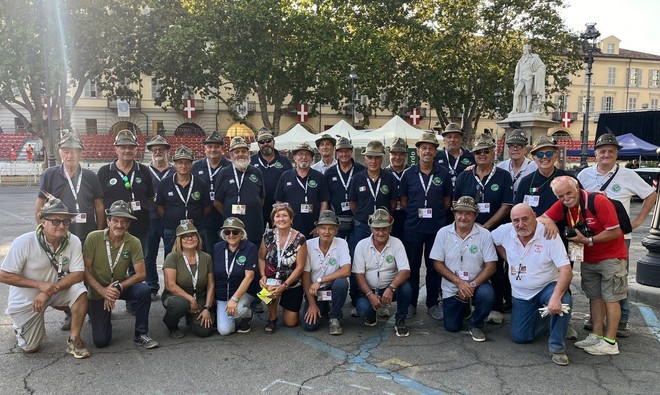 Il numeroso gruppo di Alpini astigiani al termine del servizio del Palio. Il numeroso gruppo di Alpini astigiani al termine del servizio del Palio.