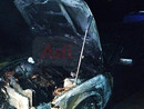 L'auto incendiata a Sessant L'auto incendiata a Sessant
