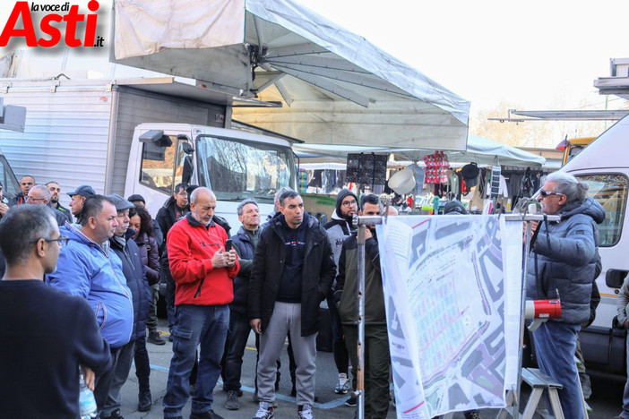 Foto tratta da una delle assemblee pubbliche al mercato di Asti
