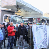 Foto tratta da una delle assemblee pubbliche al mercato di Asti