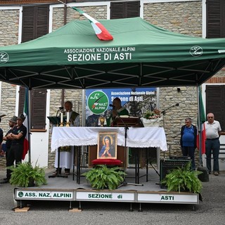 Un momento della funzione religiosa celebrata sul sagrato del santuario dei Caffi