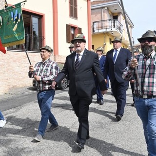 Il vessillo della Sezione di Asti apre la sfilata degli Alpini scortato dal presidente Pighin e dal tricolore. (photocredit R. Signorini)