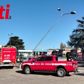 Auto contro un palo al Penny Market, sul posto i vigili del fuoco