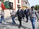 Il vessillo della Sezione di Asti apre la sfilata degli Alpini scortato dal presidente Pighin e dal tricolore. (photocredit R. Signorini)