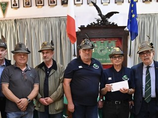 Alcuni capigruppo con il Delegato della Zona 1, il presidente della Sezione di Asti ed il vicario, consegnano il contributo al capogruppo di Canelli in favore del Santuario dei Caffi (ph. Roberto Signorini)