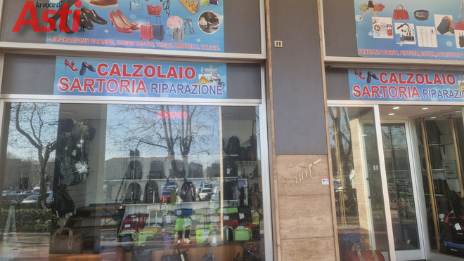 La vetrina della sartoria presa di mira La vetrina della sartoria presa di mira