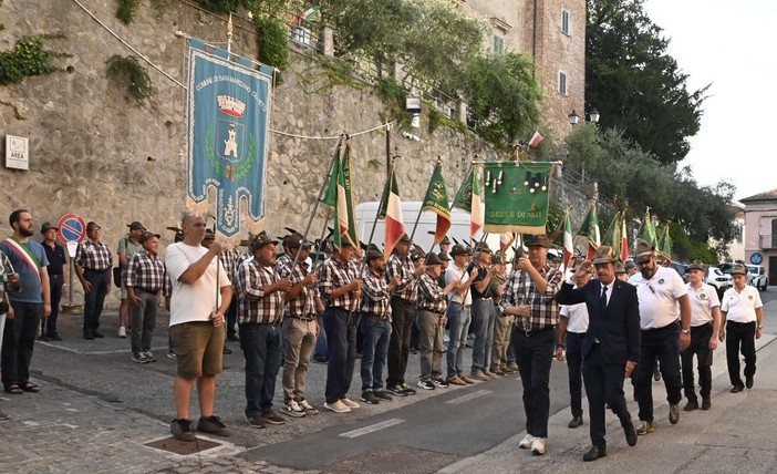 Doppio impegno per gli Alpini di San Marzano Oliveto: celebrati i 50 anni del Gruppo e intervento di pulizia al Parco del Rivo Crosio Doppio impegno per gli Alpini di San Marzano Oliveto: celebrati i 50 anni del Gruppo e intervento di pulizia al Parco del Rivo Crosio