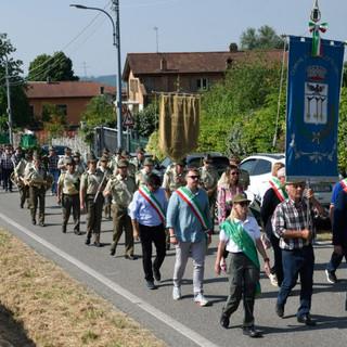 Il corteo sfila per le campagne di Castelletto Merli durante la Festa del 60° anno di fondazione del Gruppo Alpini