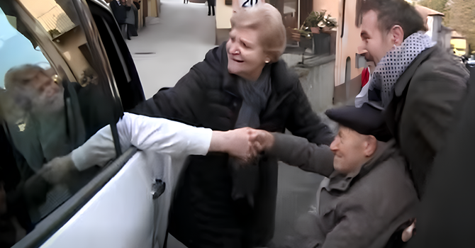 La stretta di mano tra il Santo Padre e il cugino Armando Giglio Bergoglio (immagine tratta da un videoservizio di Rai News)