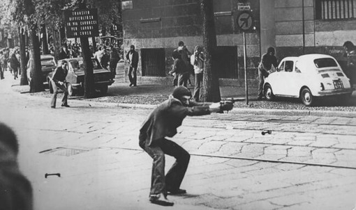 La celebre immagine, scattata da Paolo Pedrizzetti, di Giuseppe Memeo con in mano una pistola durante gli scontri di Via degli Amici a Milano (1977) - Fonte: Wikipedia
