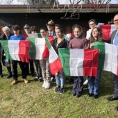 Il gruppo dei ragazzi con gli organizzatori del “Campo Scuola Alpini” ed il tricolore consegnato dal Lions Club Costigliole d’Asti