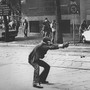 La celebre immagine, scattata da Paolo Pedrizzetti, di Giuseppe Memeo con in mano una pistola durante gli scontri di Via degli Amici a Milano (1977) - Fonte: Wikipedia