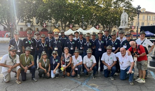 Il numeroso gruppo di Alpini astigiani al termine del servizio del Palio.