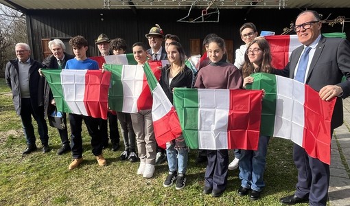 Il gruppo dei ragazzi con gli organizzatori del “Campo Scuola Alpini” ed il tricolore consegnato dal Lions Club Costigliole d’Asti