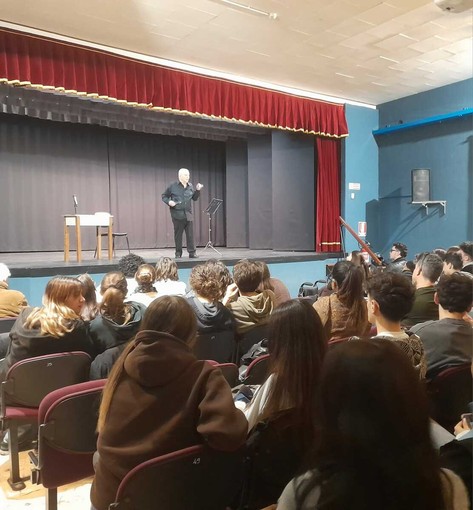 Renzo Arato in scena con “Alfieri ed io” Renzo Arato in scena con “Alfieri ed io”