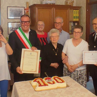 Un'immagine della festa per i 100 anni della signora Tamantini