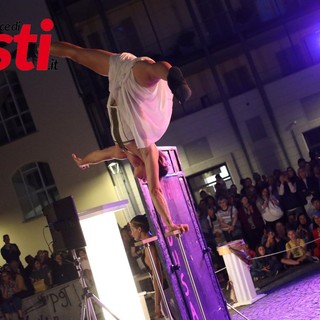 Un momento dello spettacolo inaugurale di Asti Teatro 2024 (Merphefoto)
