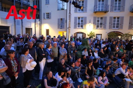 Uno scorcio del pubblico di una serata dell'edizione 2024 del festival culturale Uno scorcio del pubblico di una serata dell'edizione 2024 del festival culturale