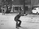 La celebre immagine, scattata da Paolo Pedrizzetti, di Giuseppe Memeo con in mano una pistola durante gli scontri di Via degli Amici a Milano (1977) - Fonte: Wikipedia
