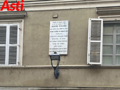 La targa apposta sulla casa di Ottolenghi in via della Valle