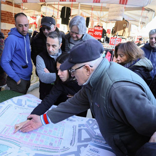 Gli ambulanti studiano la nuova planimetria (MerfePhoto)