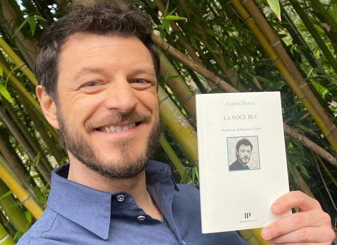 Bosca ritratto con il suo libro di poesie
