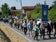 Il corteo sfila per le campagne di Castelletto Merli durante la Festa del 60° anno di fondazione del Gruppo Alpini