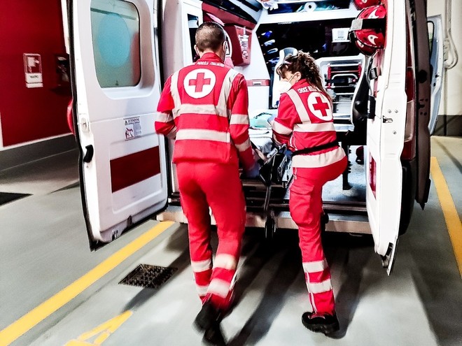 Minacciano e strattonano volontaria della Croce Rossa intervenuta a soccorrerli: due indagati a Santo Stefano Belbo Minacciano e strattonano volontaria della Croce Rossa intervenuta a soccorrerli: due indagati a Santo Stefano Belbo
