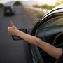Viaggio in auto oltre i confini, quando i fari e il clacson parlano una lingua diversa