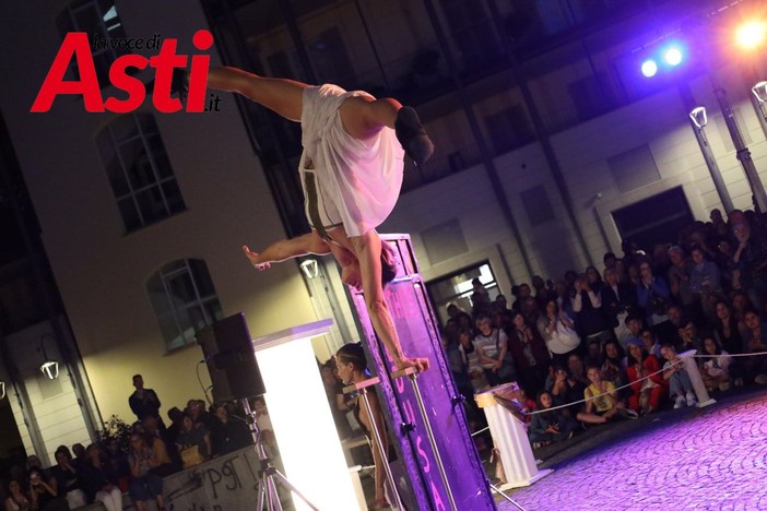 Un momento dello spettacolo inaugurale di Asti Teatro 2024 (Merphefoto)