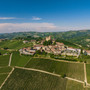 Una veduta di Serralunga d'Alba coi suoi vigneti (foto Lavezzo Studios, archivi Paesaggi Vitivinicoli Unesco)
