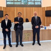 L'ambasciatore Fabio Cassese, al centro, ricevuto presso lo stabilimento Ferrero