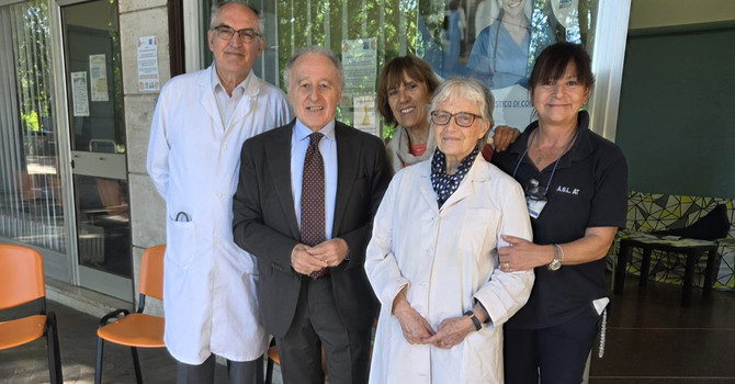 Il dottor Lucia con i medici Valter Saracco, Irene Novarese, Marina Gavosio con l'infermiera Monica