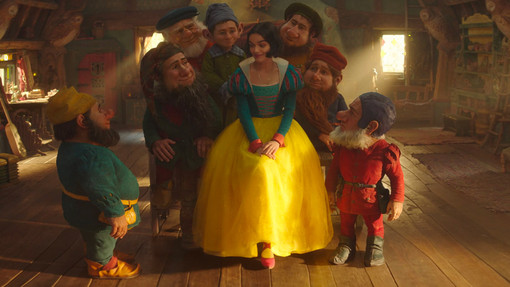 Biancaneve (Rachel Zegler) attorniata dai nani nel live action Disney