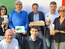 I soci della Fratellanza con il Biscotto del Mastodonte